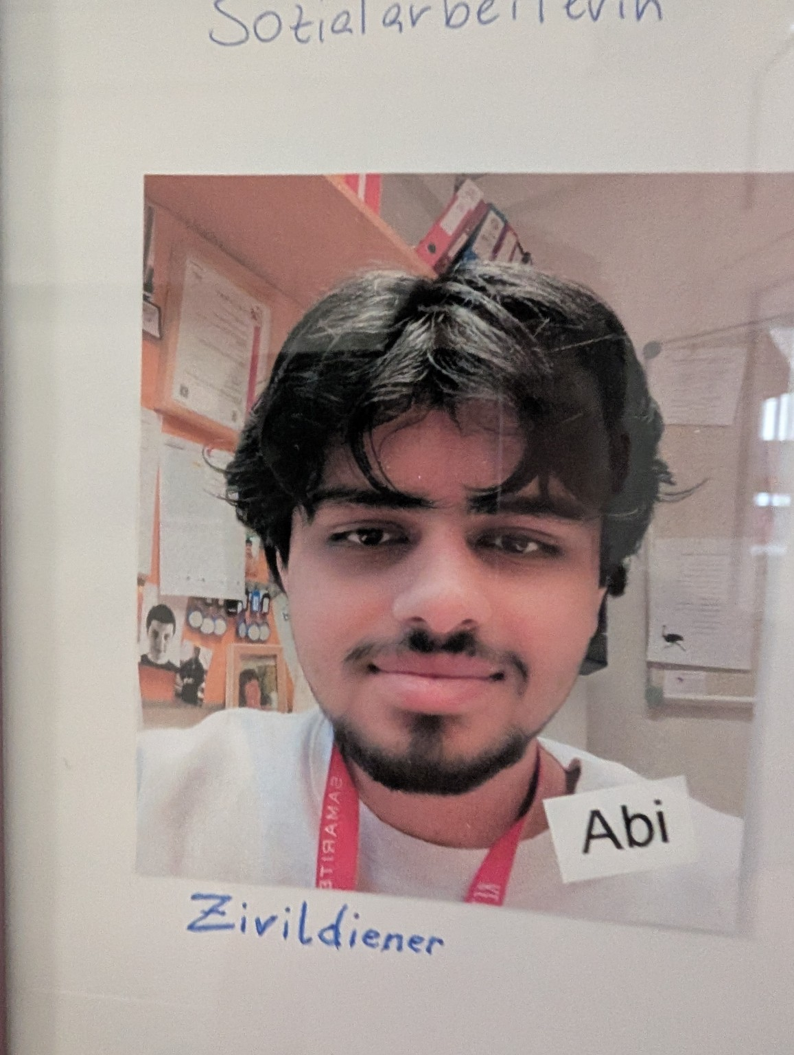 Abi mit seinem Zivildiener-Namensschild